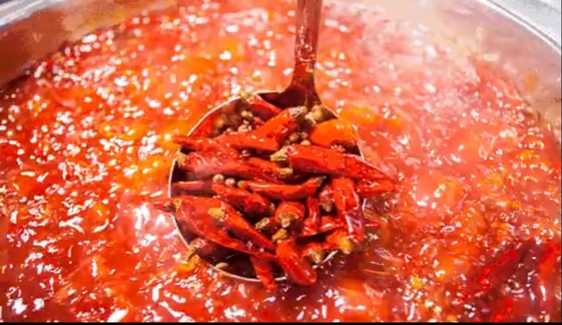 为什么一吃辣椒容易拉肚子 有一些人吃辣之后容易出现拉肚子的情况.