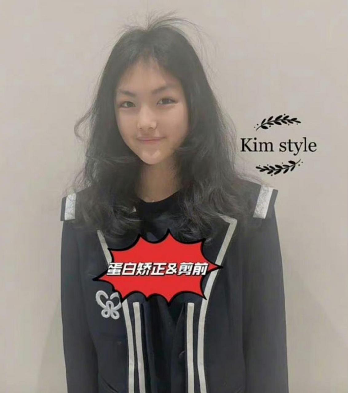 她从一头长卷发变回了一头直发,很有种乖乖女的感觉.