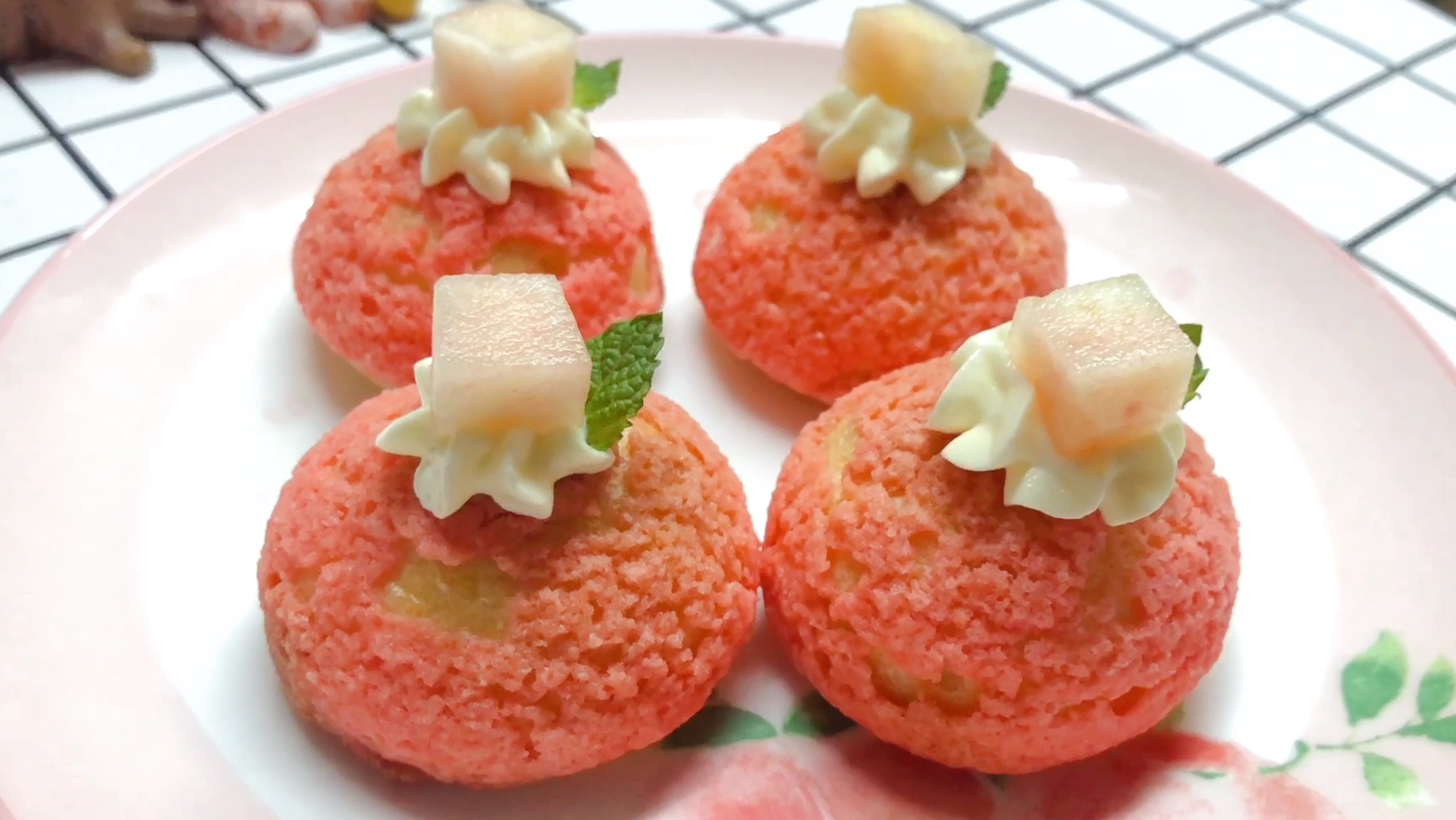 酥皮泡芙超详细做法,在家也能简单操作,外皮酥脆,咬一口满足