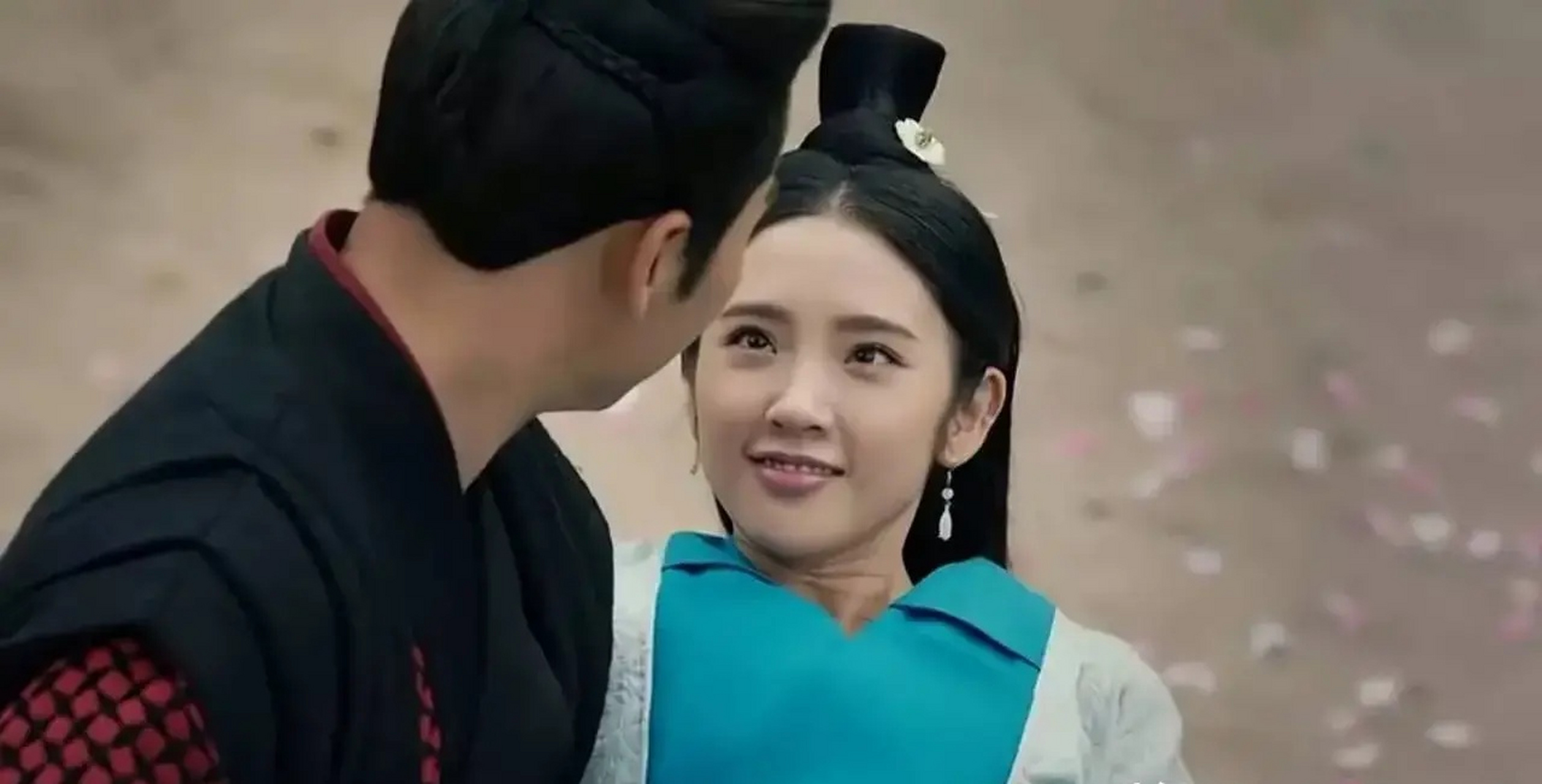 曹丕独宠甄宓多年,他却在221年称帝2年后,给老家的发妻送去一道旨意:"