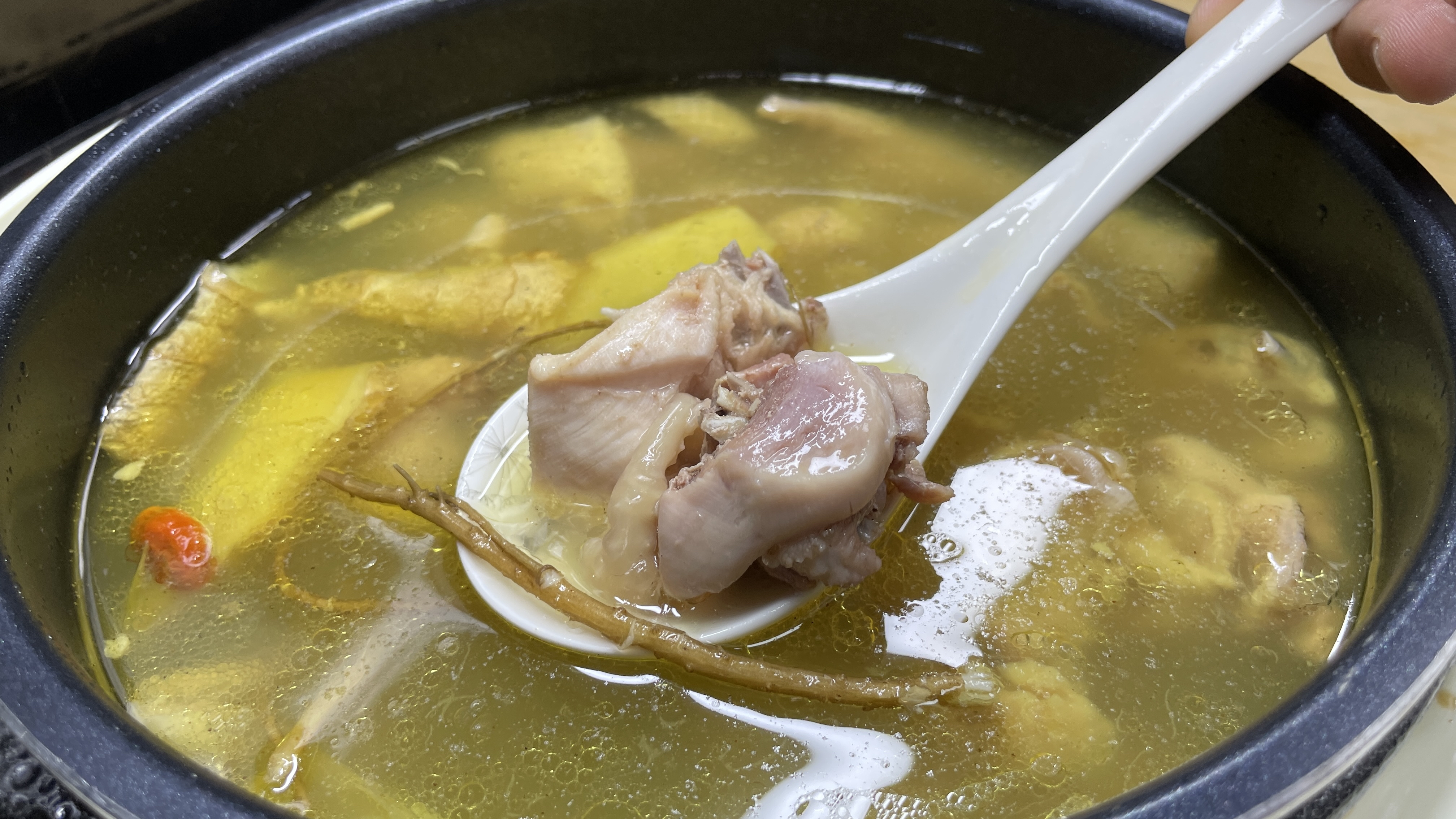 老母鸡汤好喝有绝招,大厨教你酒店30年的配方,汤鲜味美不腥不柴