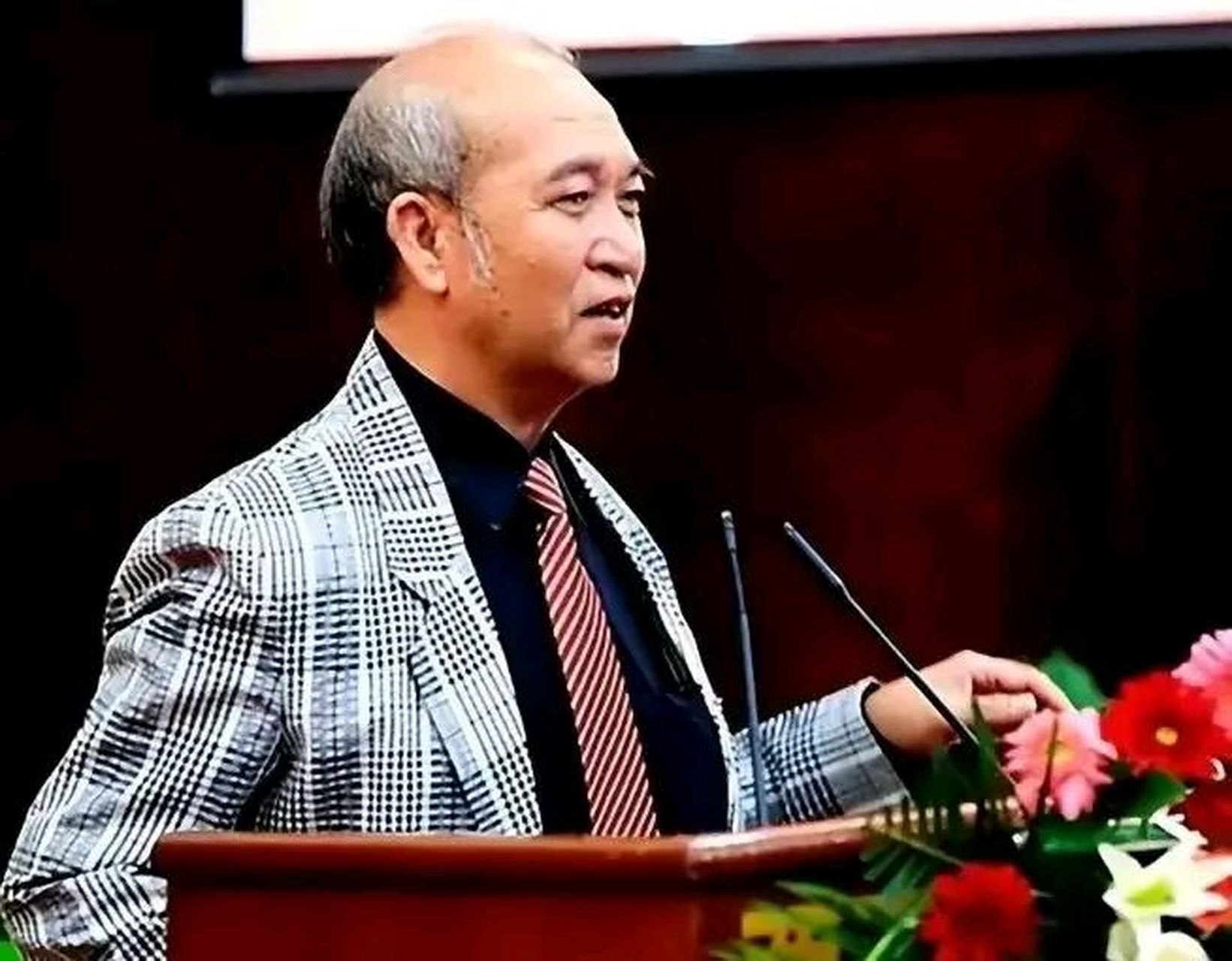 1991年,中国小伙赵泰来加入英国国籍.他放弃亿万家产,每天在街头翻捡