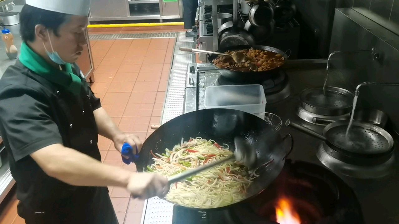 行政总厨一次性炒20份黑椒牛柳意粉,这操作咱没话说