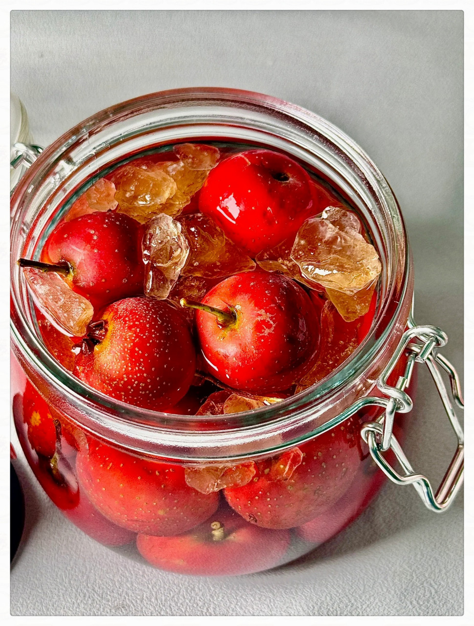 自己动手泡的果酒想想就很好喝  这寒冬,定须品味山楂酒的浓郁芳香.