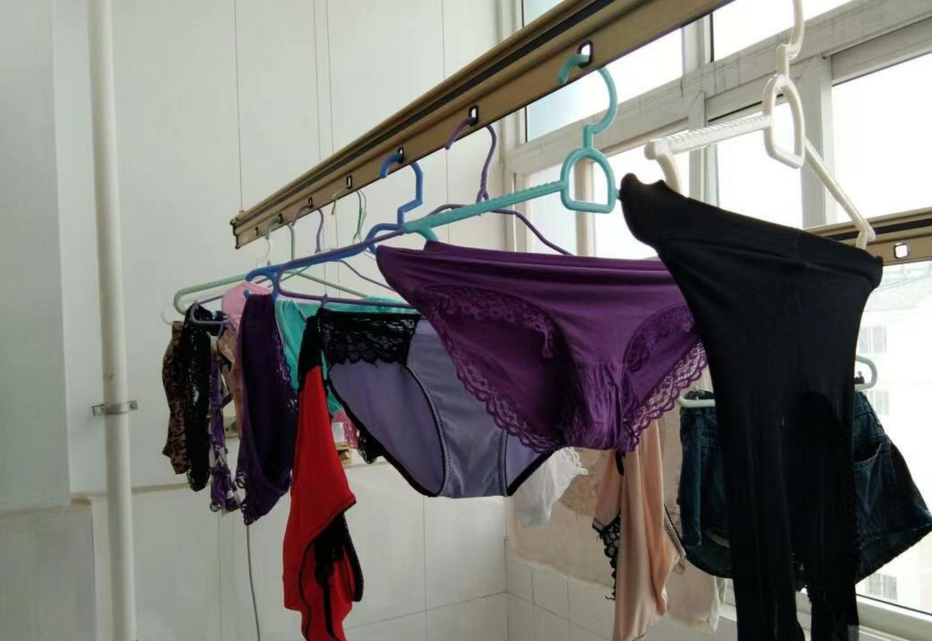 男子专偷女生内衣,还做不雅动作.