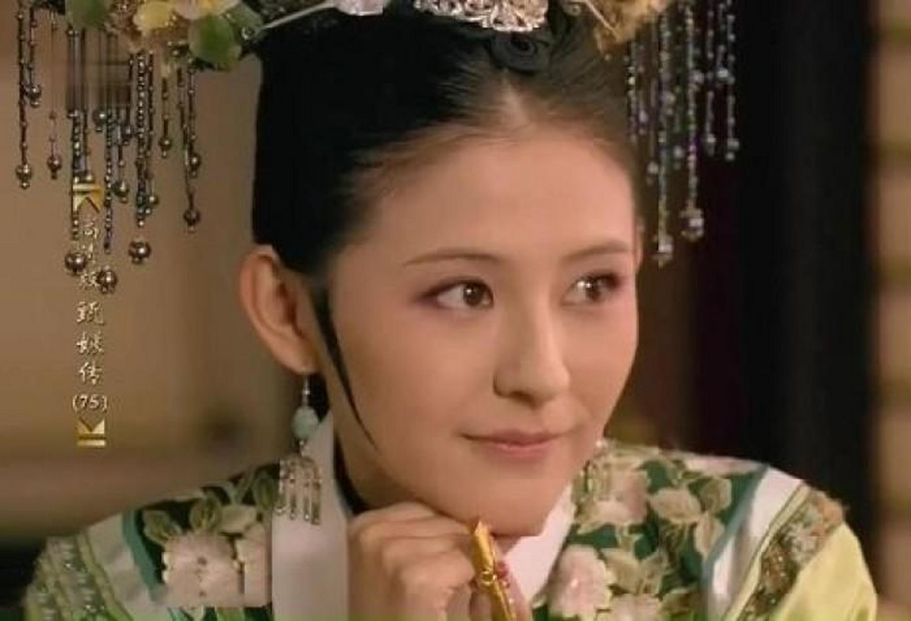 甄嬛传里热依扎扮演又好冷的妃子.剧照和平时照哪个好看?