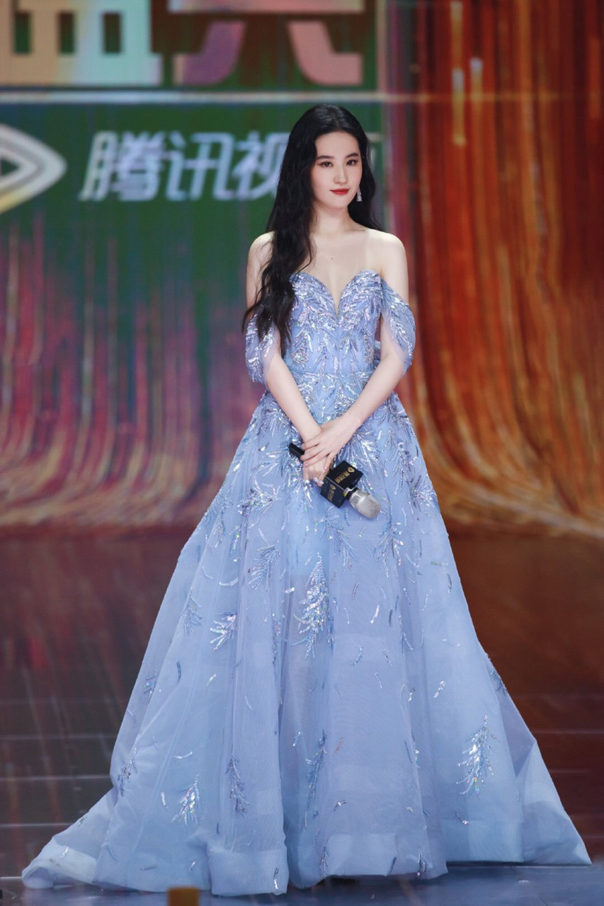神仙姐姐刘亦菲:出席腾讯视频拾光盛典,穿紫色亮片纱裙,仙气满满,收腰