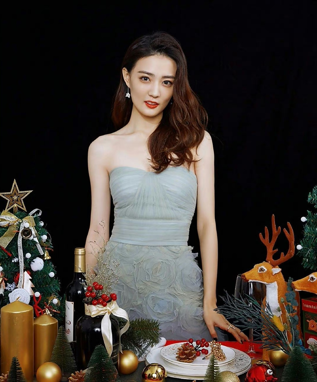 徐璐# 一袭蓝紫色抹胸礼裙,肤白貌美的容颜,俏皮可爱的表情,丰满傲人