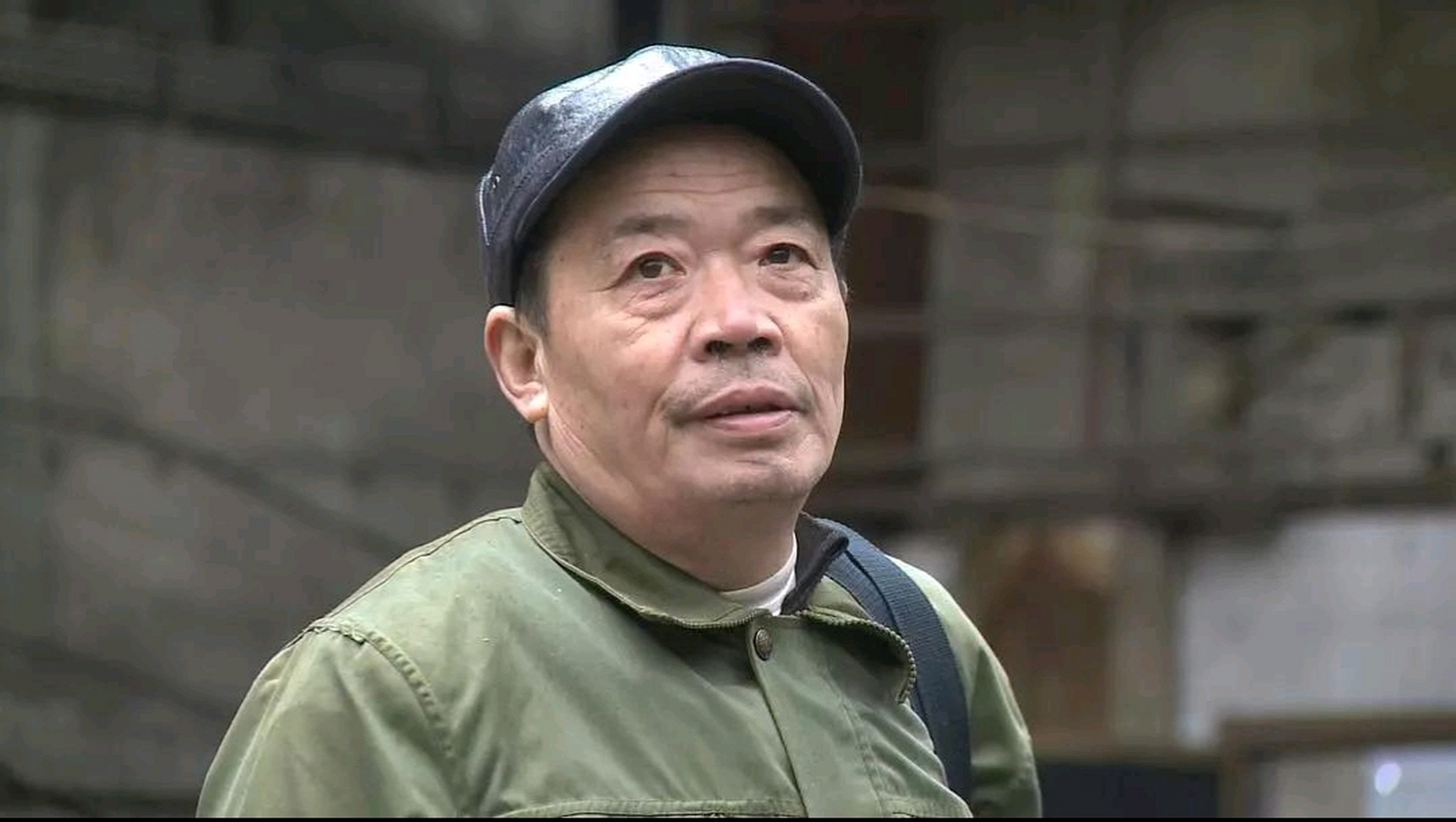 65岁的重庆棒棒老黄住在破败的自力巷里.