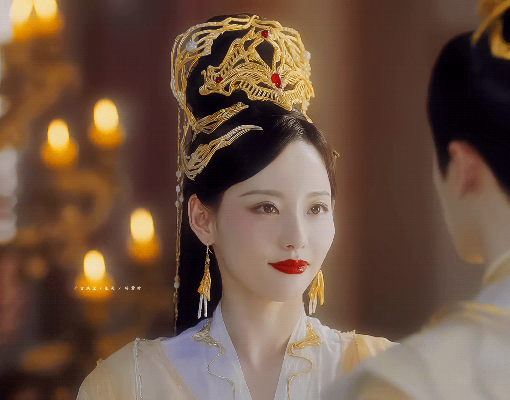 张佳妮真是标准的蛇蝎美人,长了一双魅惑的狐狸眼,尖尖的下巴,太适合