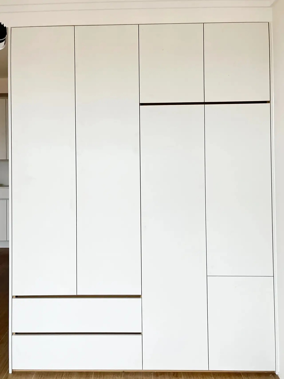 这个业主家的分段式衣柜,做了免拉手设计,没有装反弹器,开门直接扣