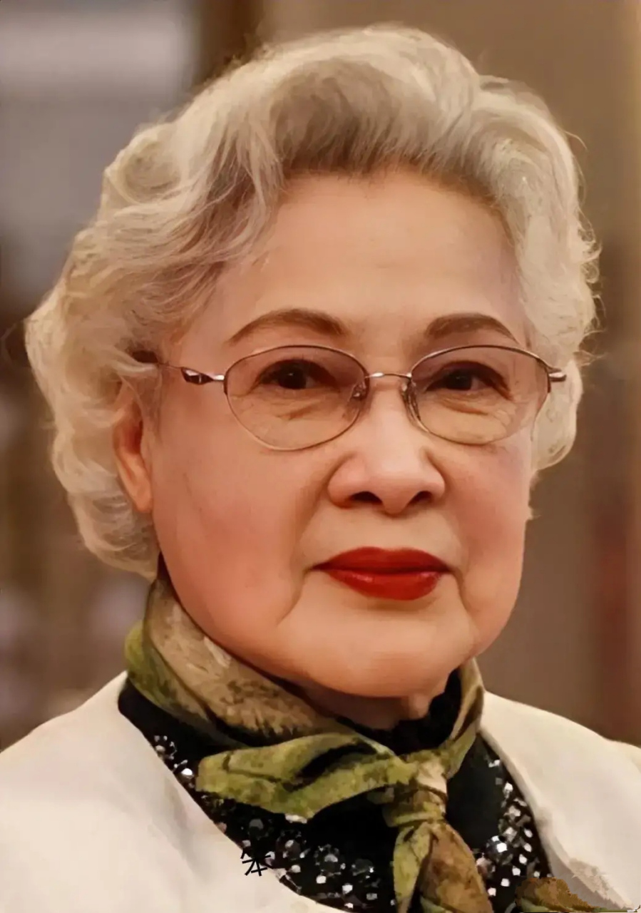 活到100岁都没有老年斑,皮肤保持的还那么好,气质不减当年.