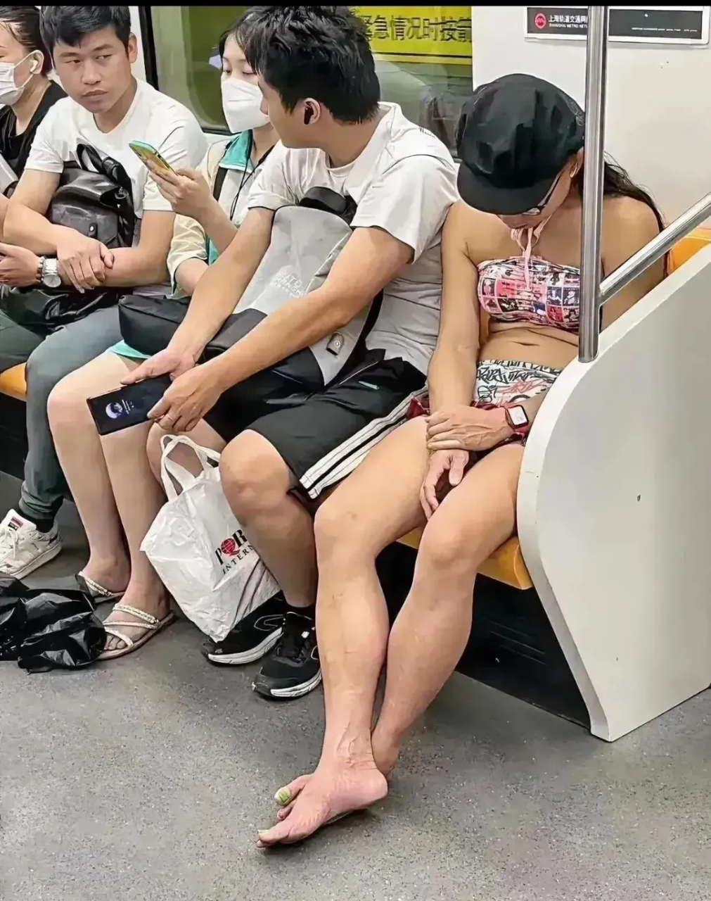 这个人是不是起床着急了,忘了穿衣服穿鞋啥的就出门了.