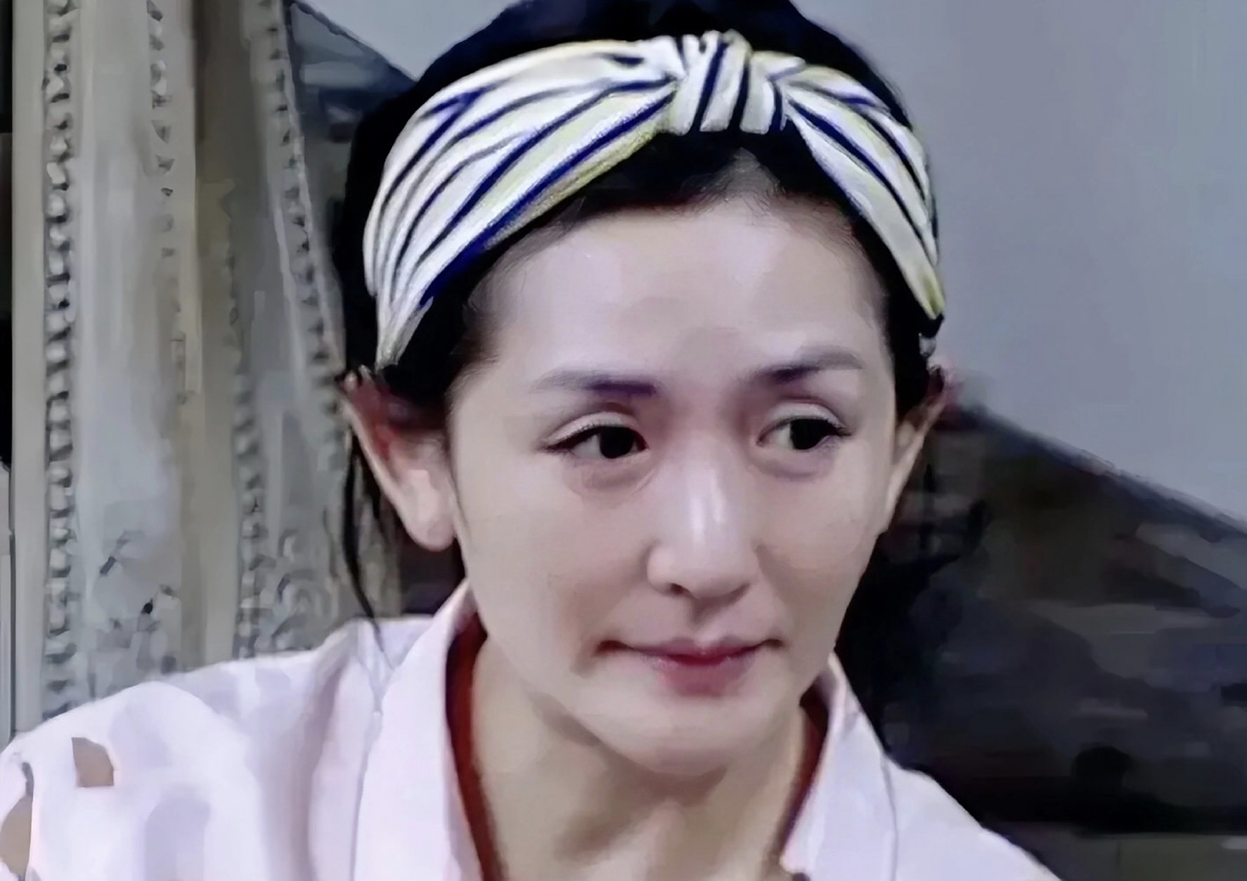 其实谢娜的素颜,皮肤是很好的,但是她的五官就给人很老的感觉[思考]