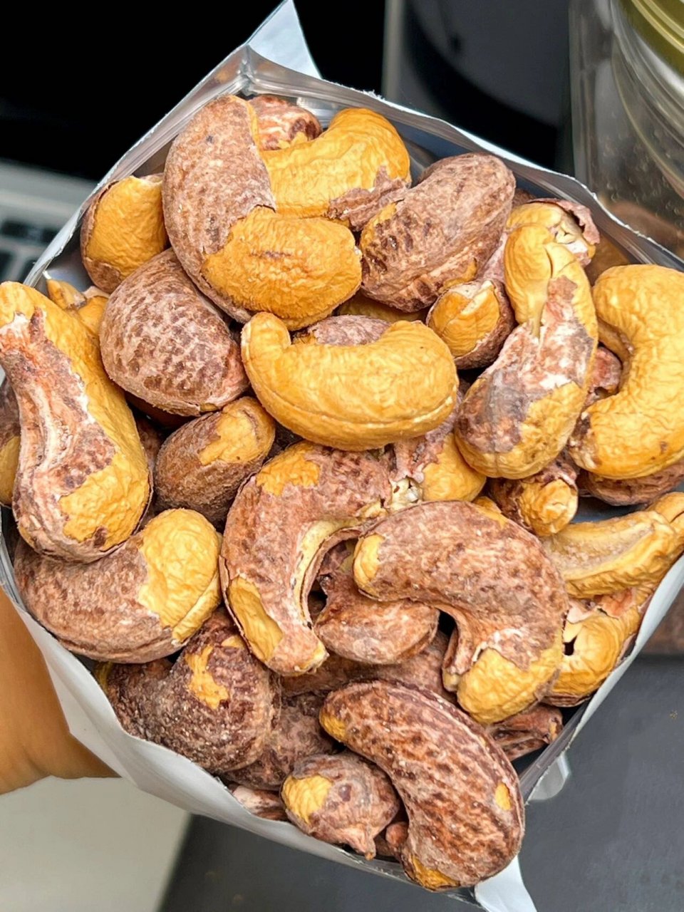 就是这个百草味本味甄果紫皮腰果,刚拆开快递就一把子惊喜住了