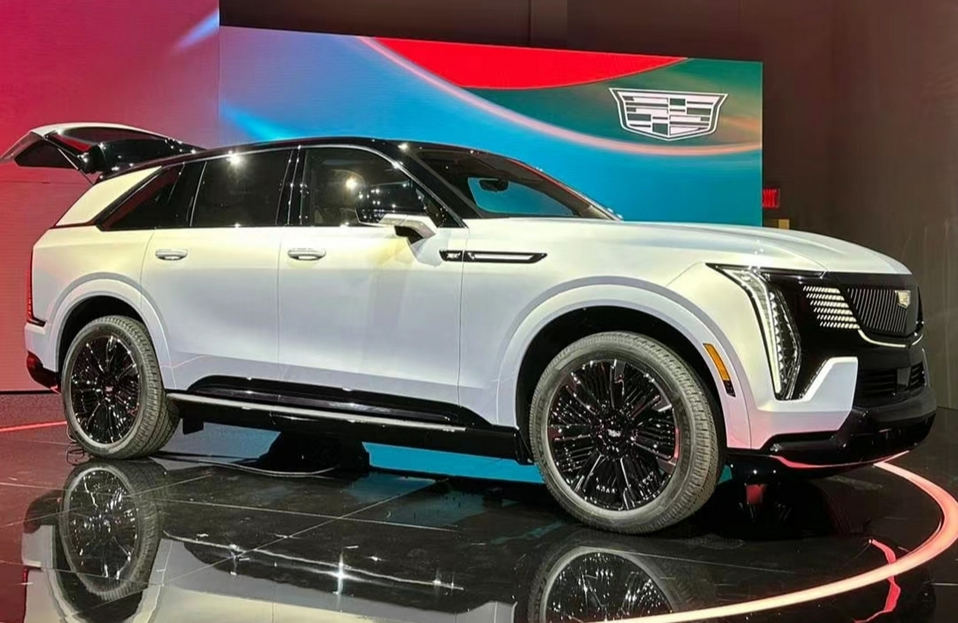 纯电版凯迪拉克"凯雷德"正式发布,新车与索罗德ev,hummer ev基于同