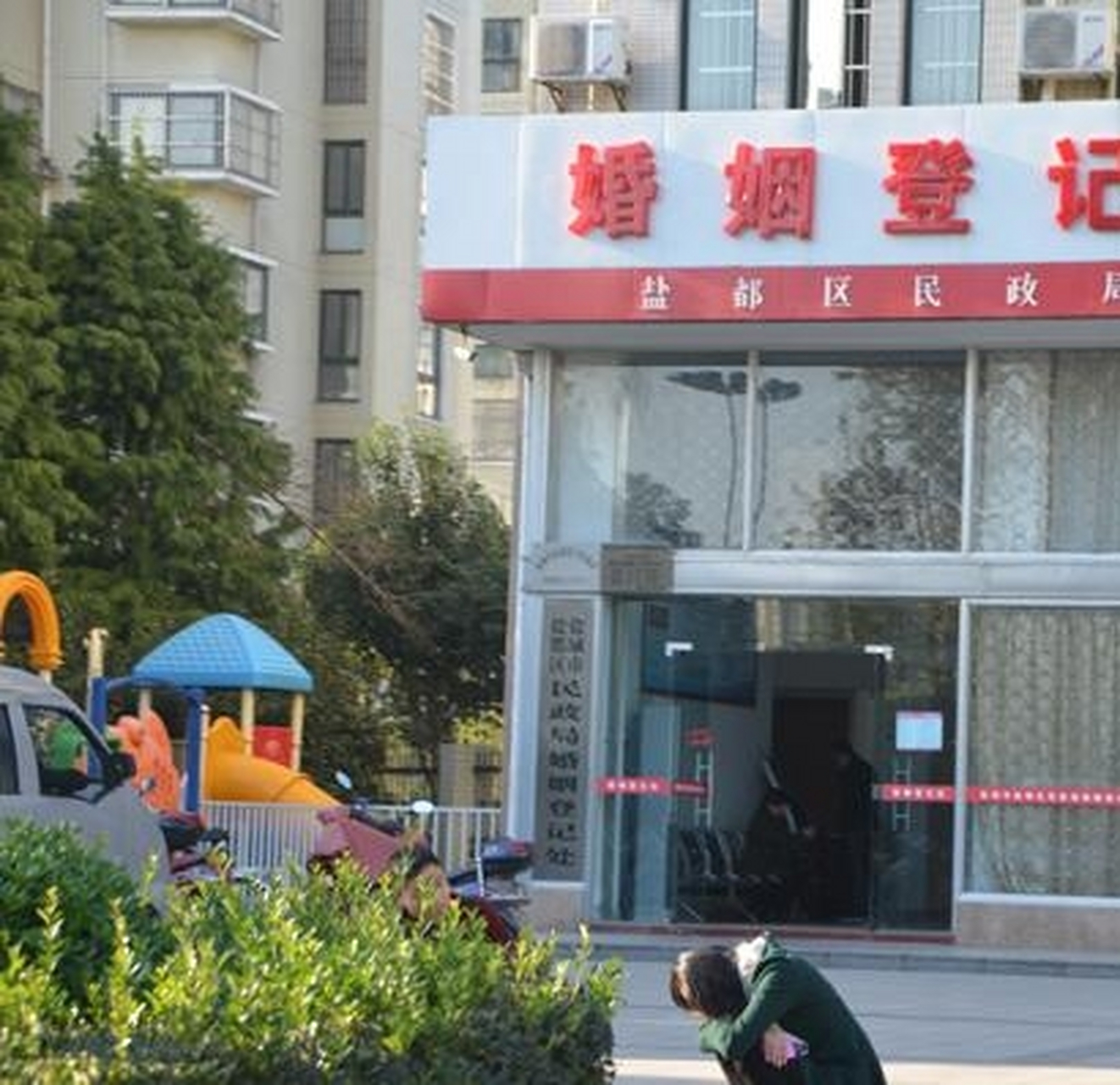 在民政局门口,女子对刚刚办理了离婚手续的老公说:"我们以后还做