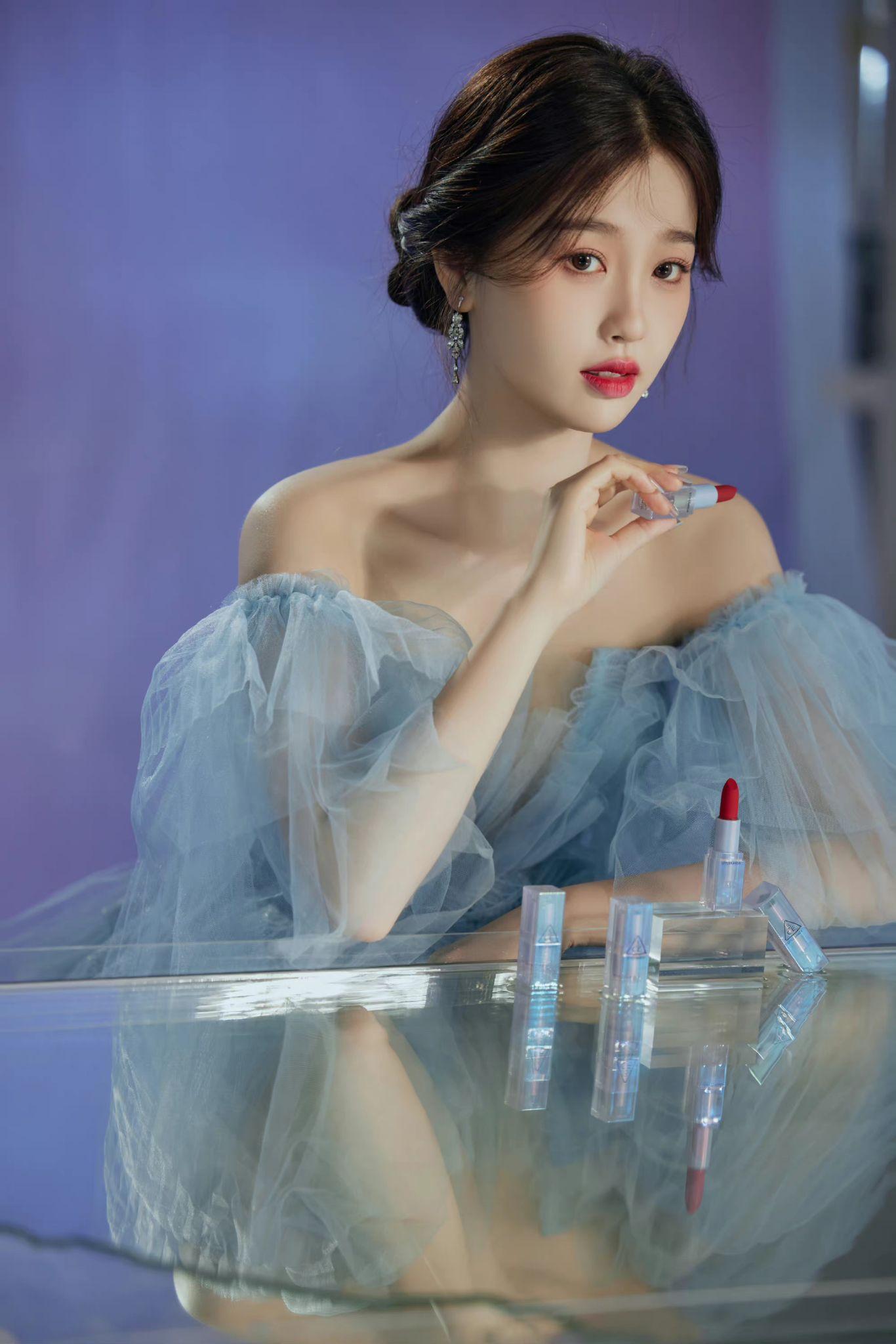 虞书欣柔媚写真仙气飘飘!肤白貌美大长腿太性感撩人