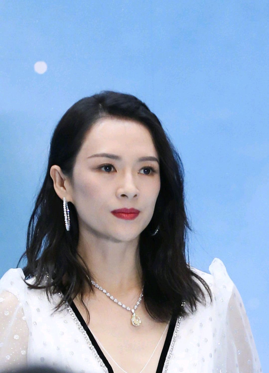 章子怡活动造型,身穿泡泡袖亮片白纱裙,笑容甜美优雅高贵