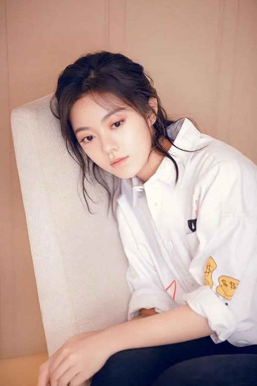 喻言的纹身洗不掉,她露背都是要粘肉色的胶带贴住. 2.