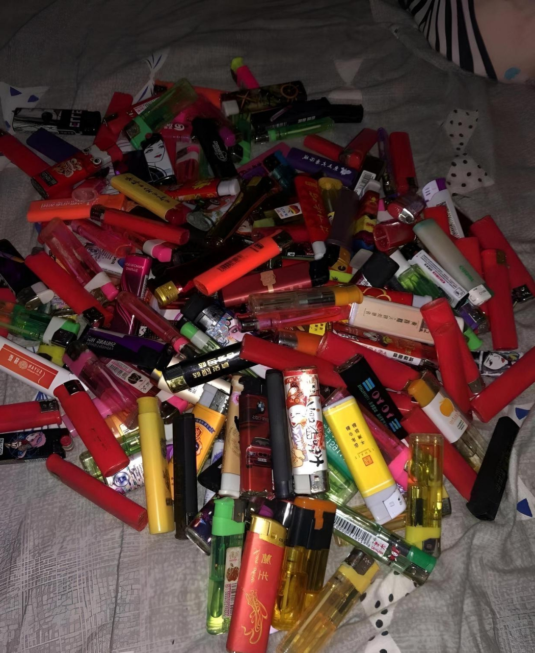 老公每买一次咽就买一个打火机,家里都有这么多了,老少爷们能说说我