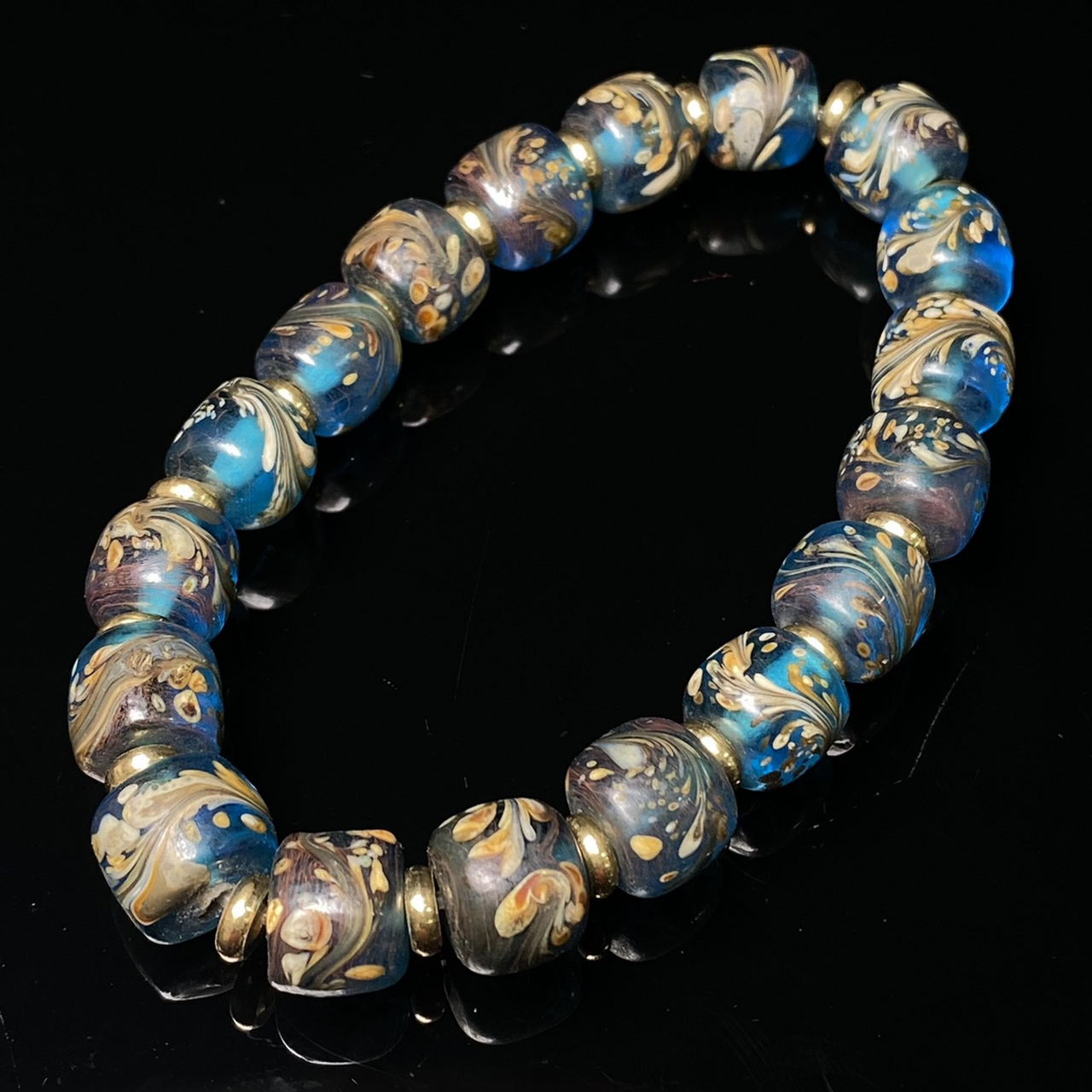 乡下偶遇老者珍藏老琉璃凤尾手链 尺寸:11*9毫米*18颗 琉璃自古以来都