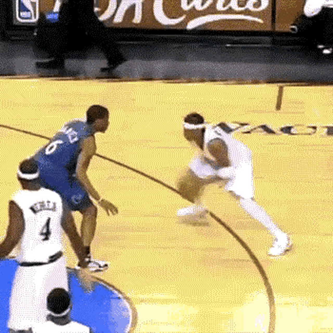 艾弗森不愧为脚踝终结者啊 他这个运球技术 晃来晃去 谁防守他能不吃