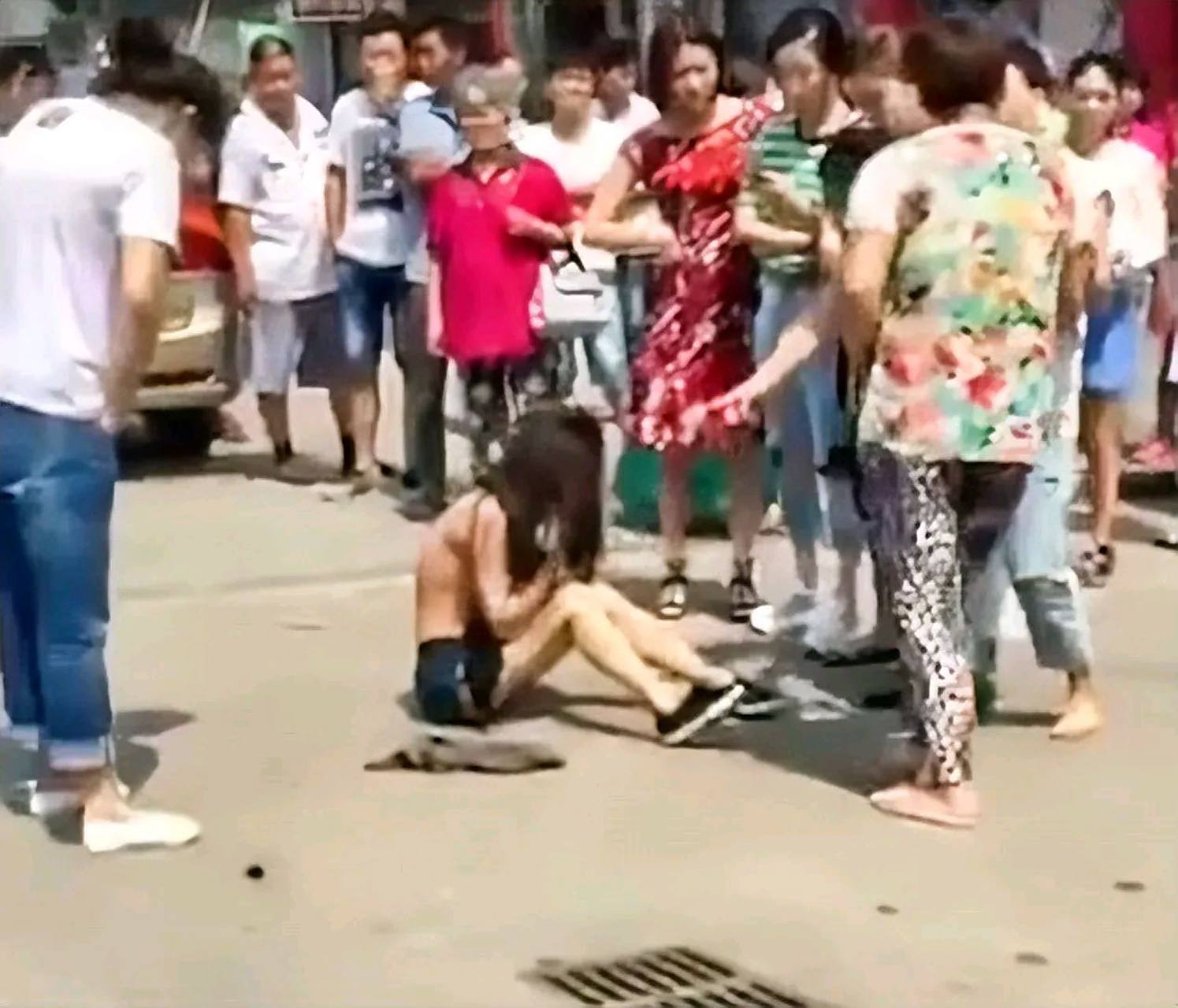 配暴打小三,并且将小三的内裤脱掉,拍摄了很多的照片以及视频,最终被