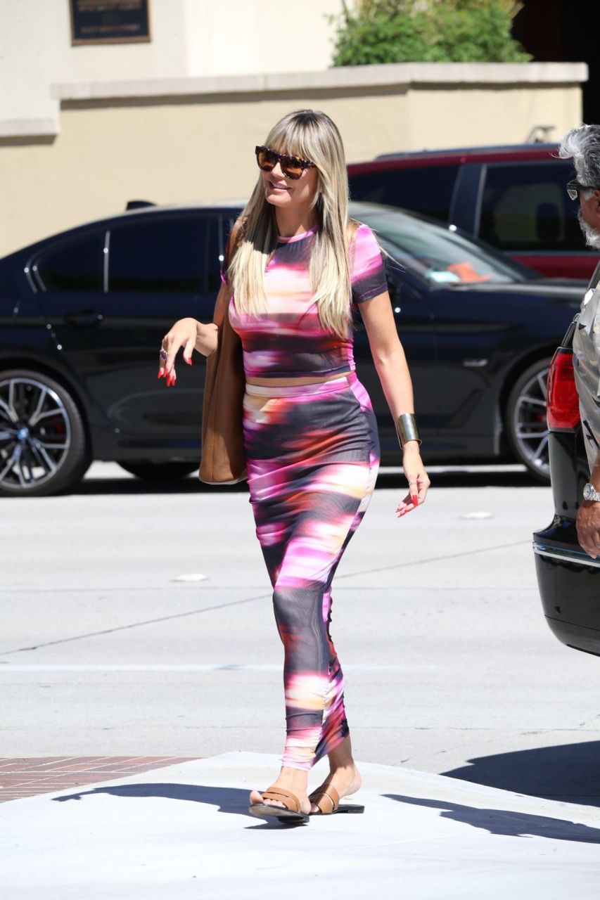 50岁德国传奇超模 heidi klum现身洛杉矶的美国达人秀录制现场.