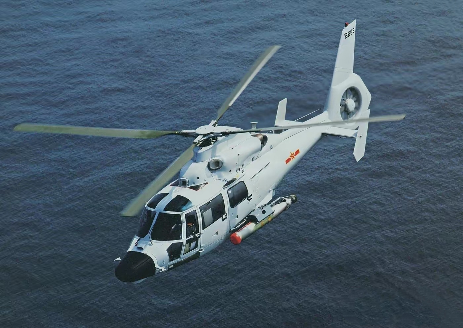 以舰载武器为参照物,看的出来直20比直9大非常多,还是大平台好,带的