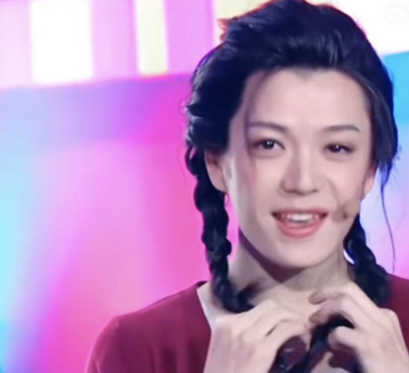 网友扒王栎鑫扒到了他曾经的男扮女装,白娘子,双麻花……表情娇羞眼含