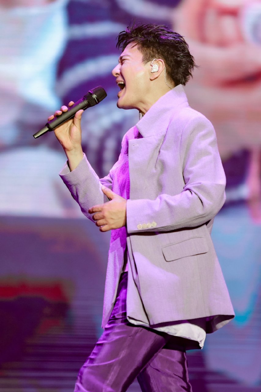 周末在家刷到了好多张信哲演唱会的视频,心里久久不能平复,情不自禁的