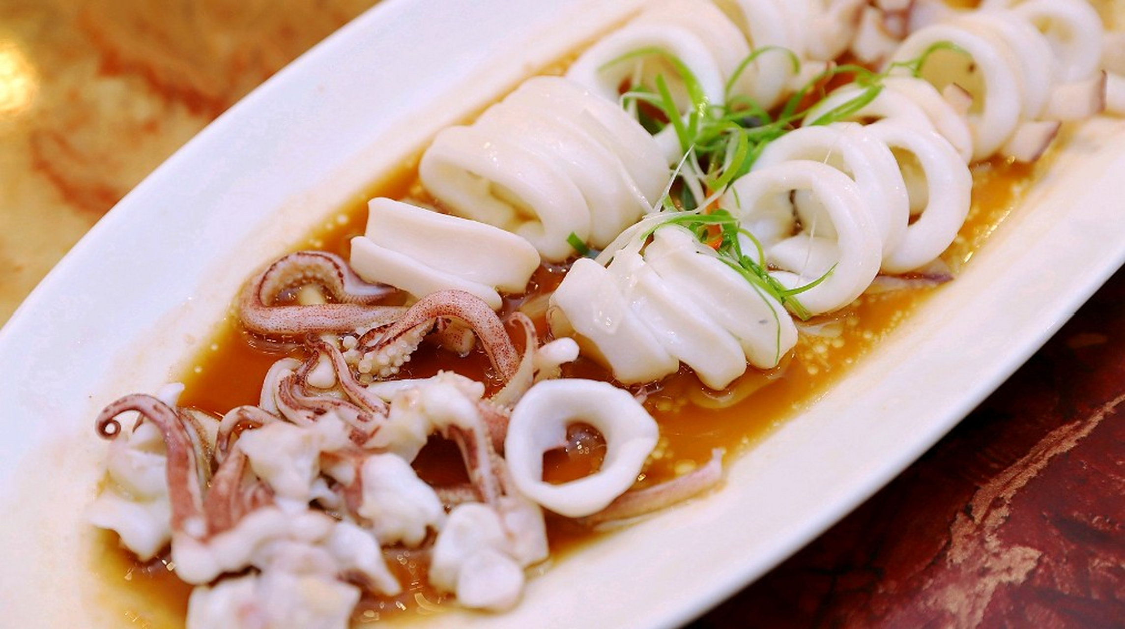 清蒸鱿鱼是一道非常简单又美味的菜肴.