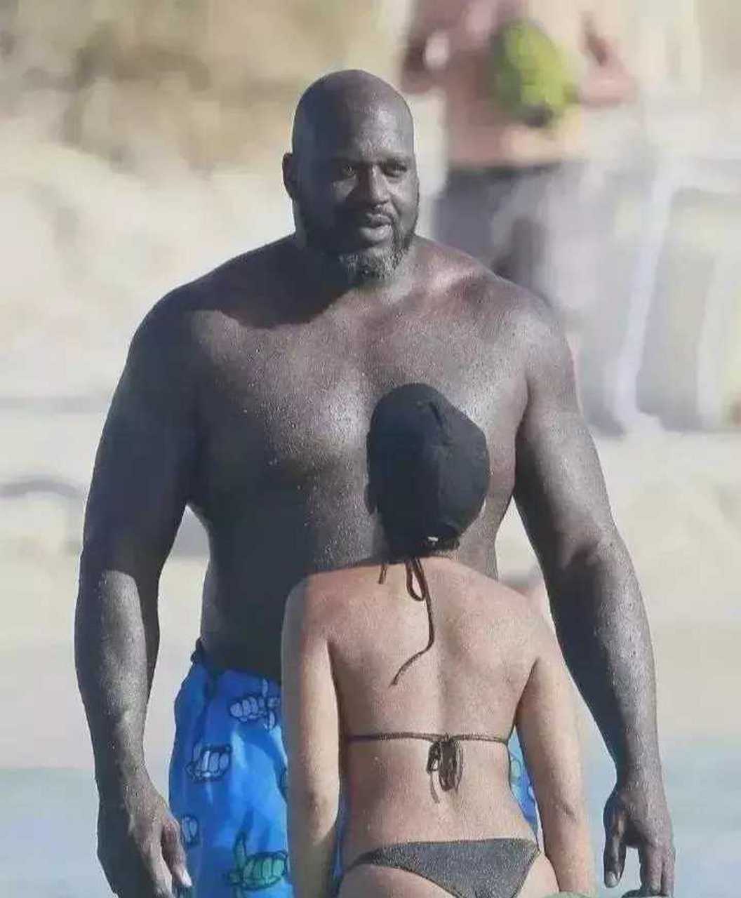 早期奥尼尔和女友在海边的合影,这身材和体型的差距,太有压迫感了.