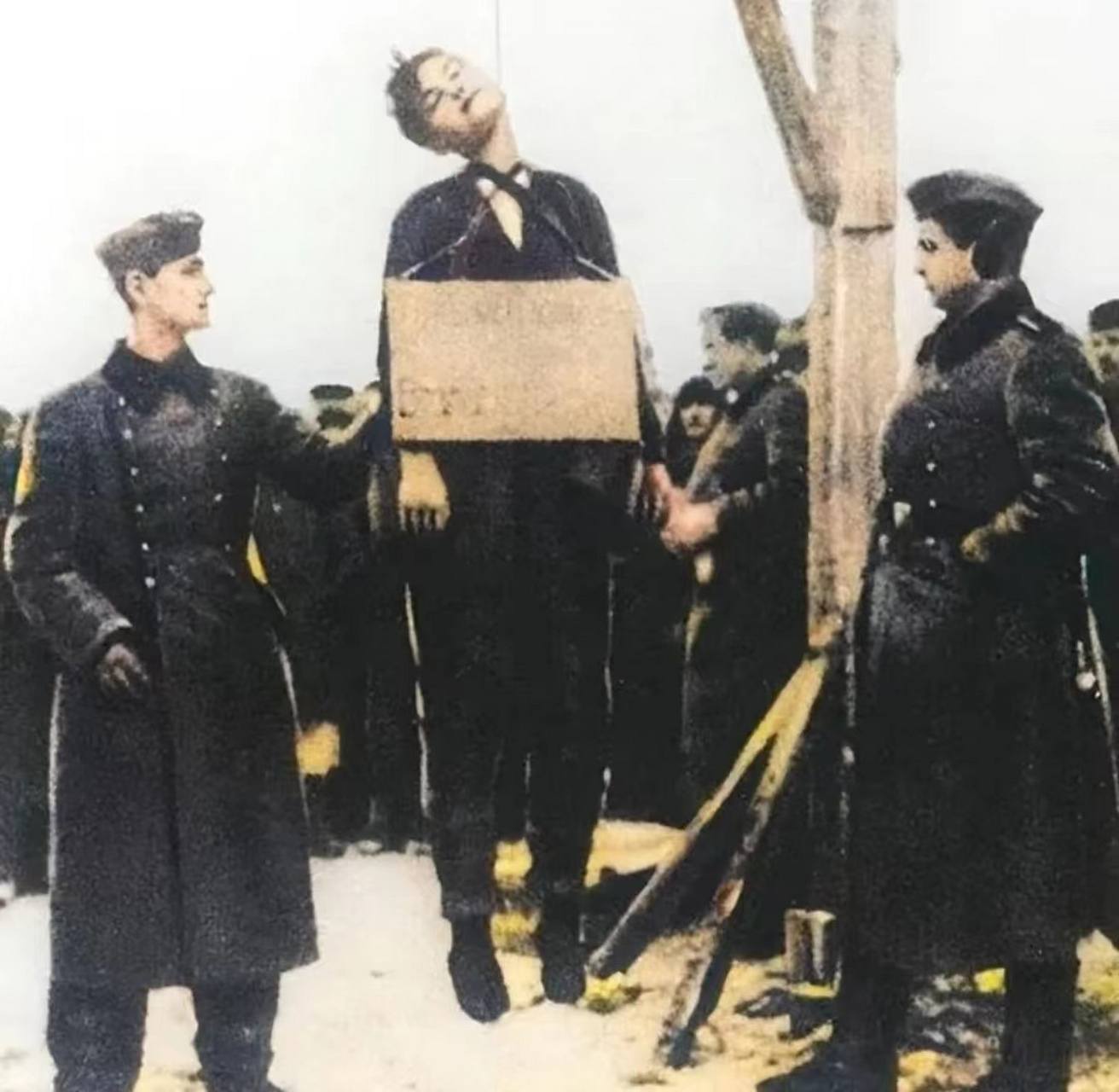 1941年,18岁的苏联女游击队员卓娅被纳粹德军绞死时的场景,她在深入