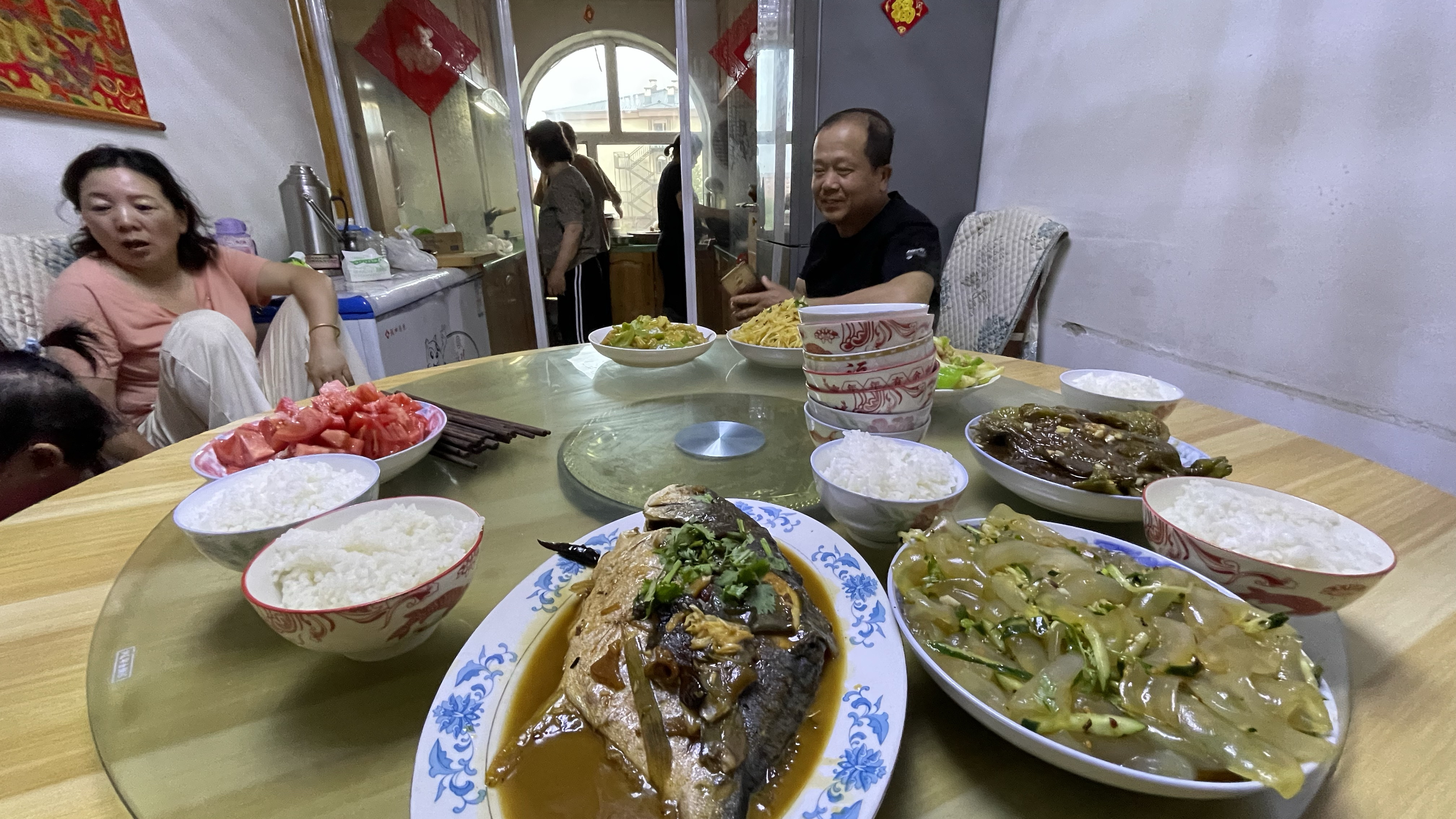 实拍东北农村晚饭吃什么?家常8个菜,一家人真热闹