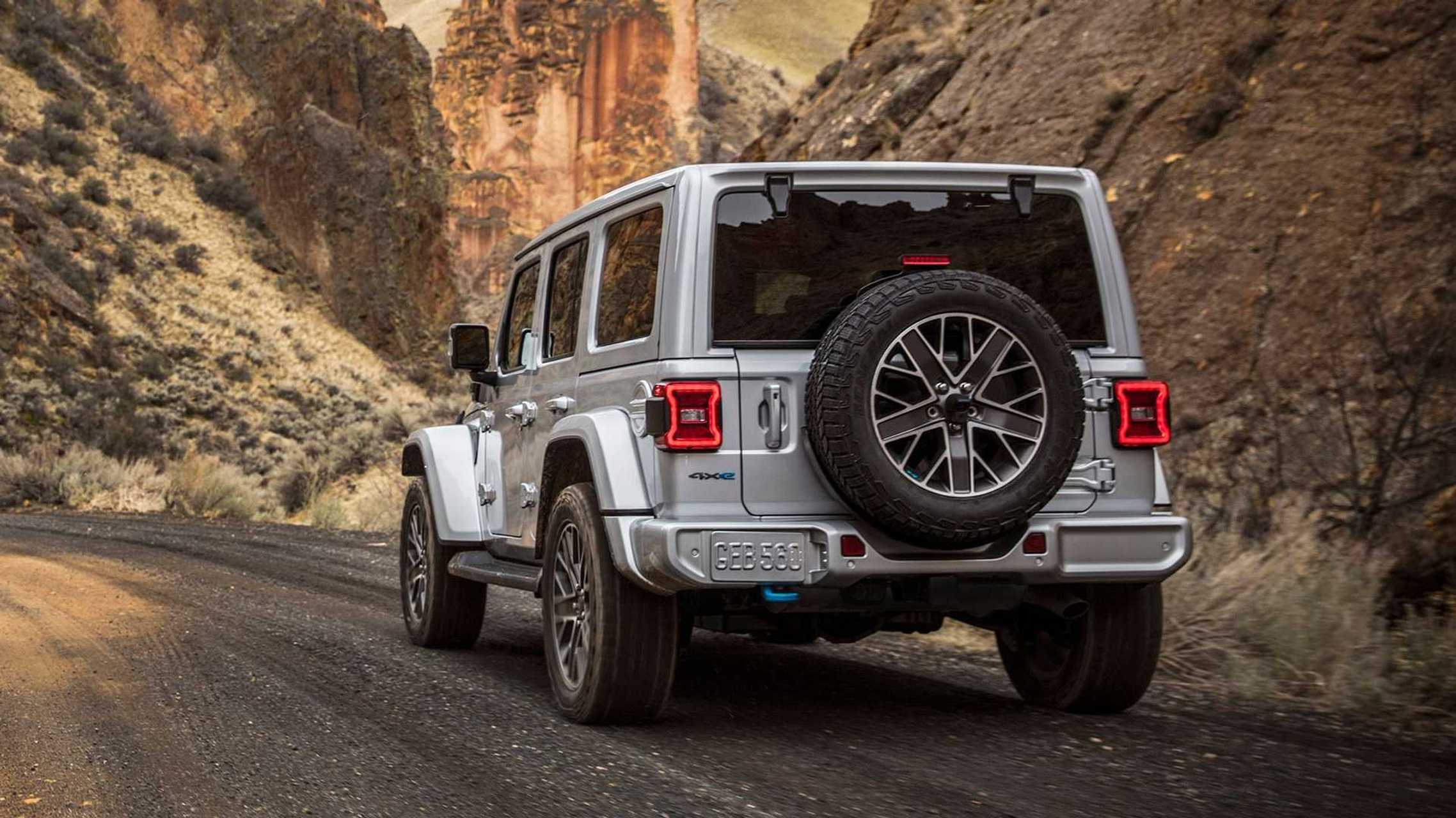 改款jeep牧马人官图发布,外观和内饰有调整升级,前格栅尺寸变小,以为