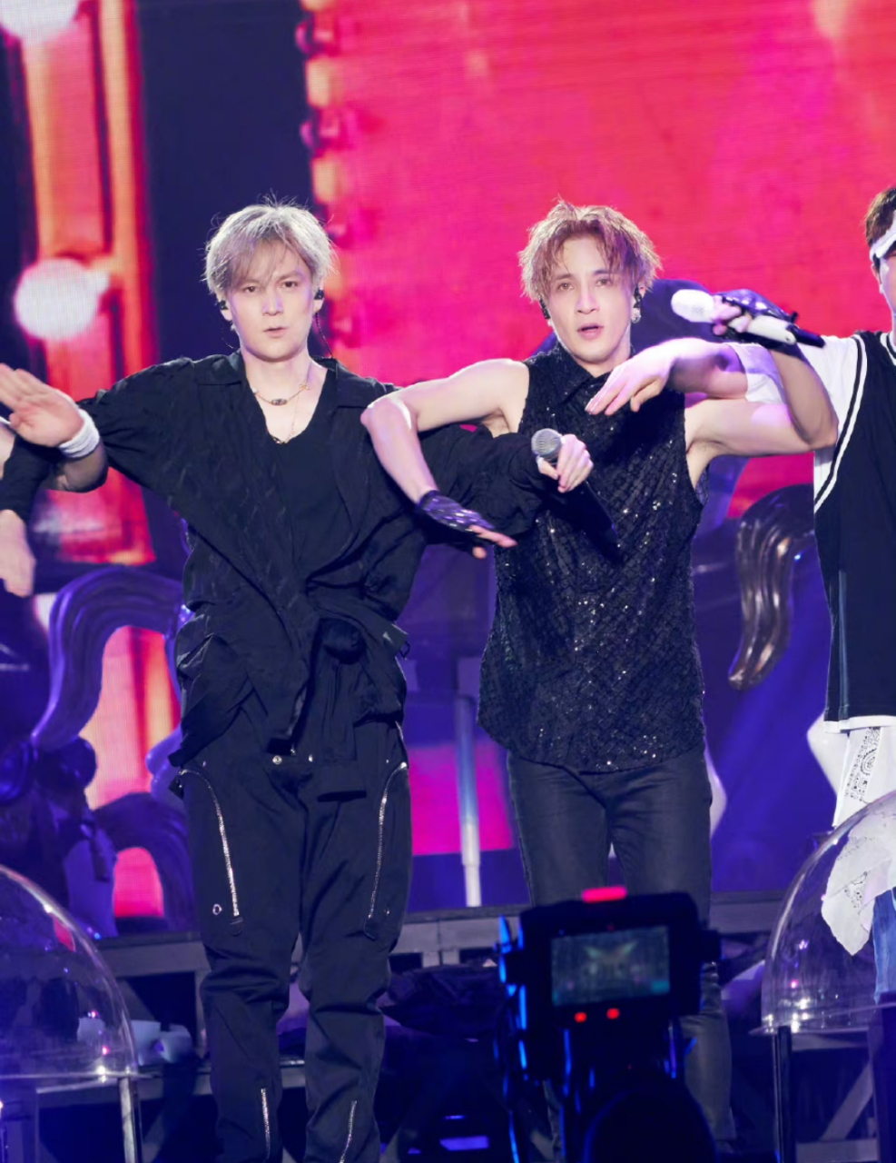 薛之谦和君君再次演绎《我的show》,  真是跨越十八年的回忆杀.