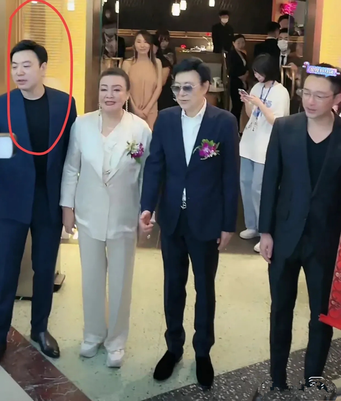 麻六记广州店谢总,是张兰俏江南员工,认识20几年了; 今天谢总带着父亲