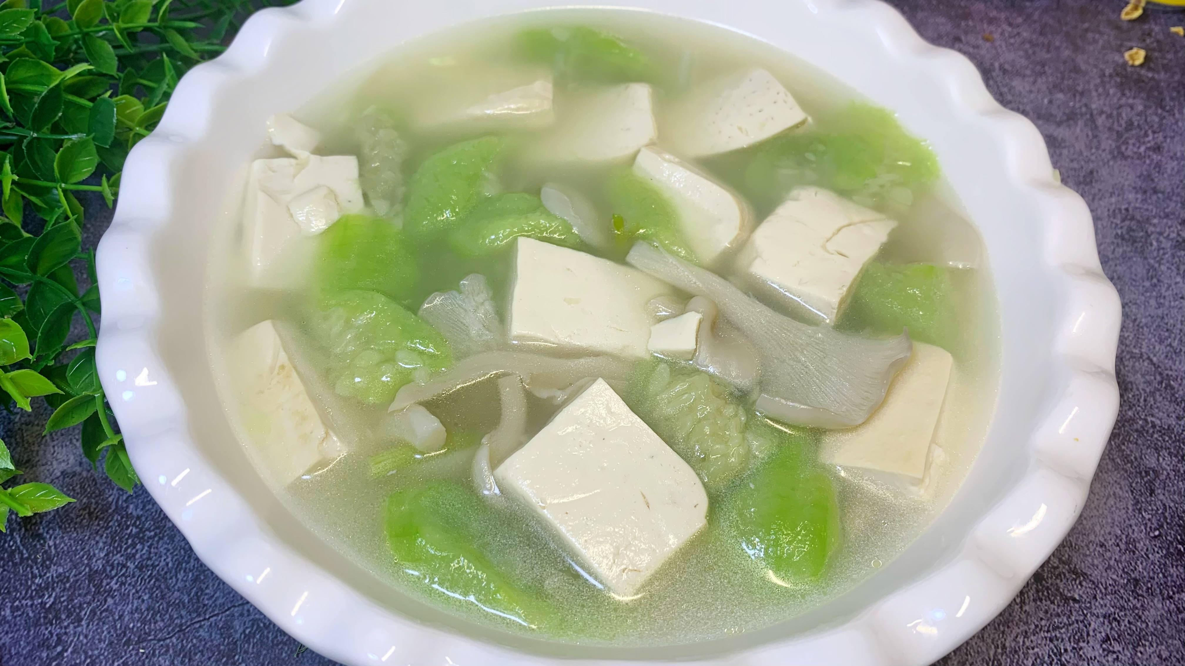丝瓜豆腐汤最简单的做法,汤鲜味美,入秋天冷来一碗,暖心又暖胃