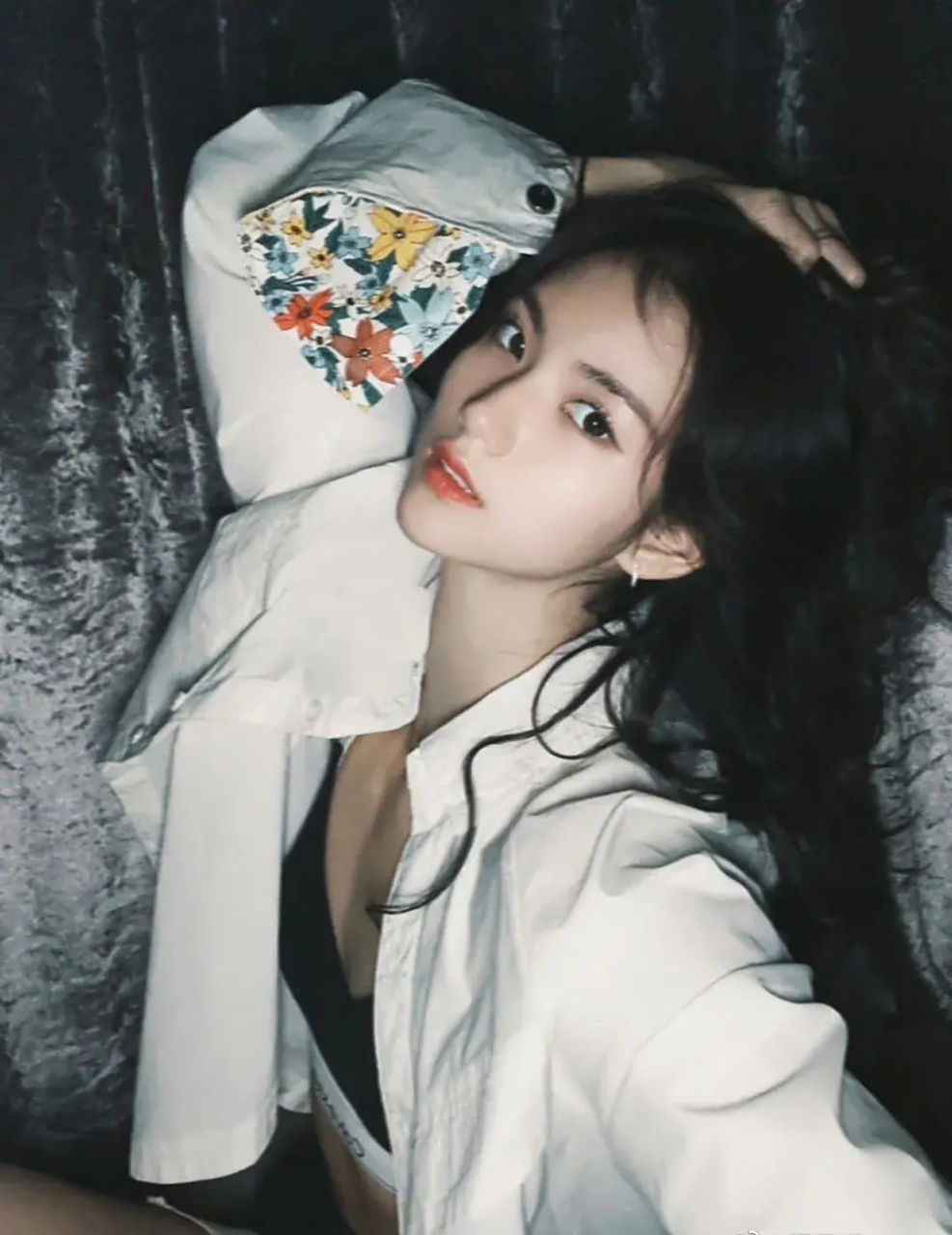 了她特别美丽的一面,她散发出纯真自然的美丽,展现出国民校花的风格