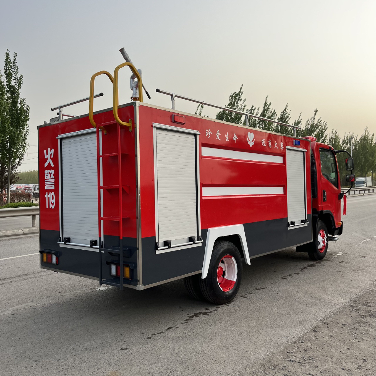 消防车# 解放虎vn五吨水罐消防车,17年国五排放,单排驾驶室(乘坐3 ))