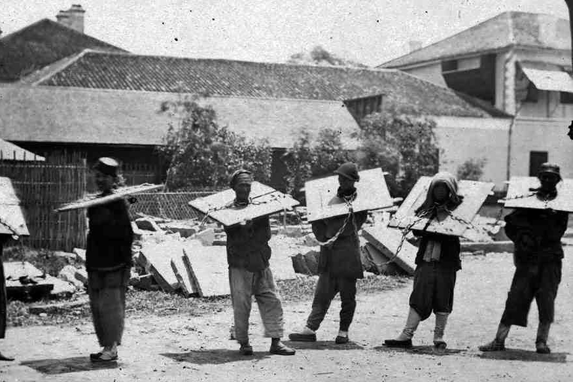 1888年,戴枷锁的犯人 676767