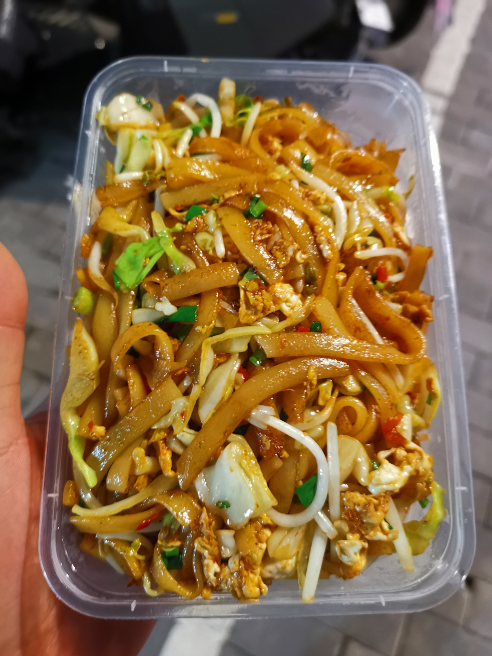 地摊河粉8元一份,贵吗?地摊炒河粉的利润大吗?