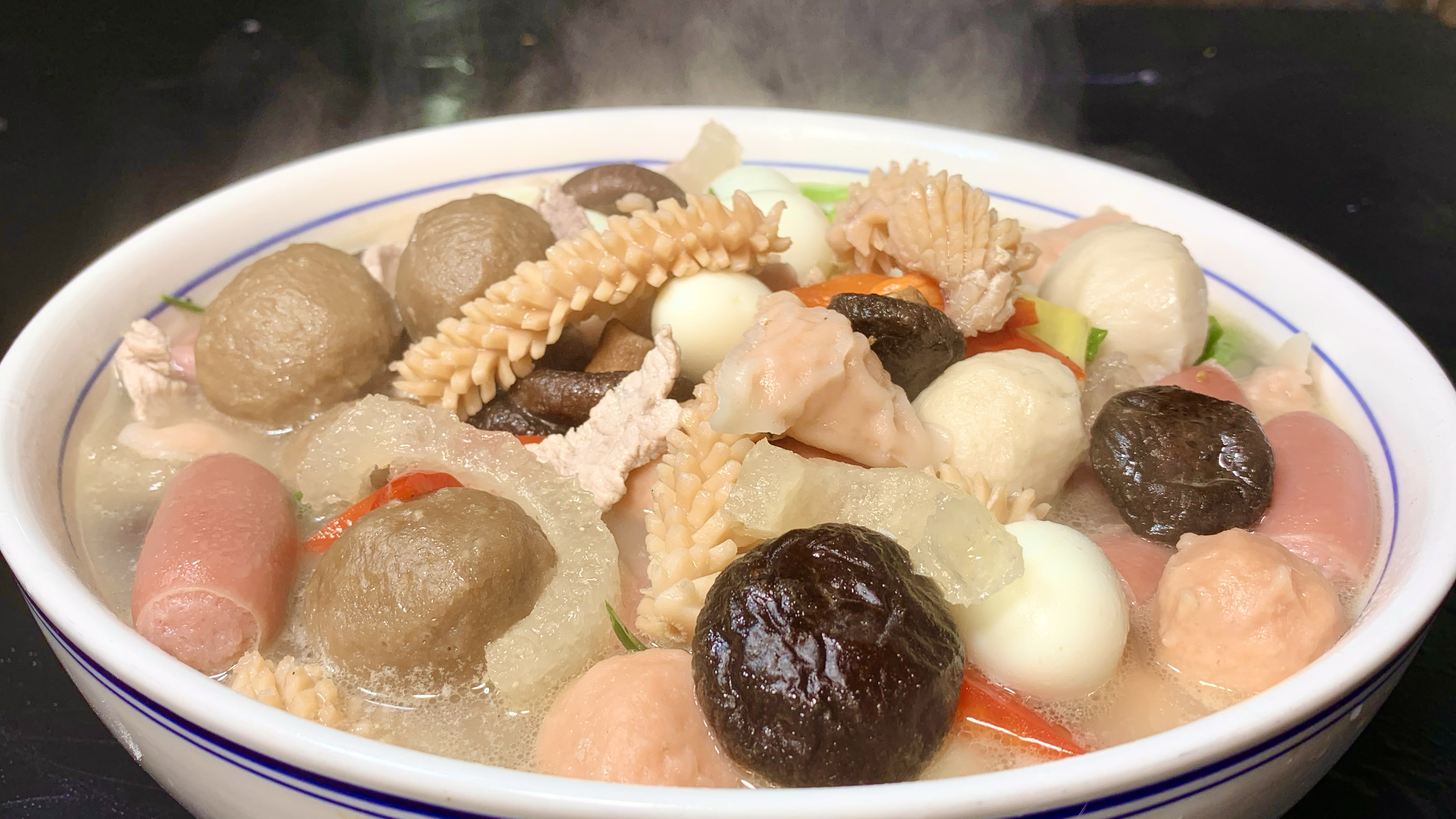 年夜饭的第一道菜，“全家福”寓意全家幸福，食材丰富营养美味