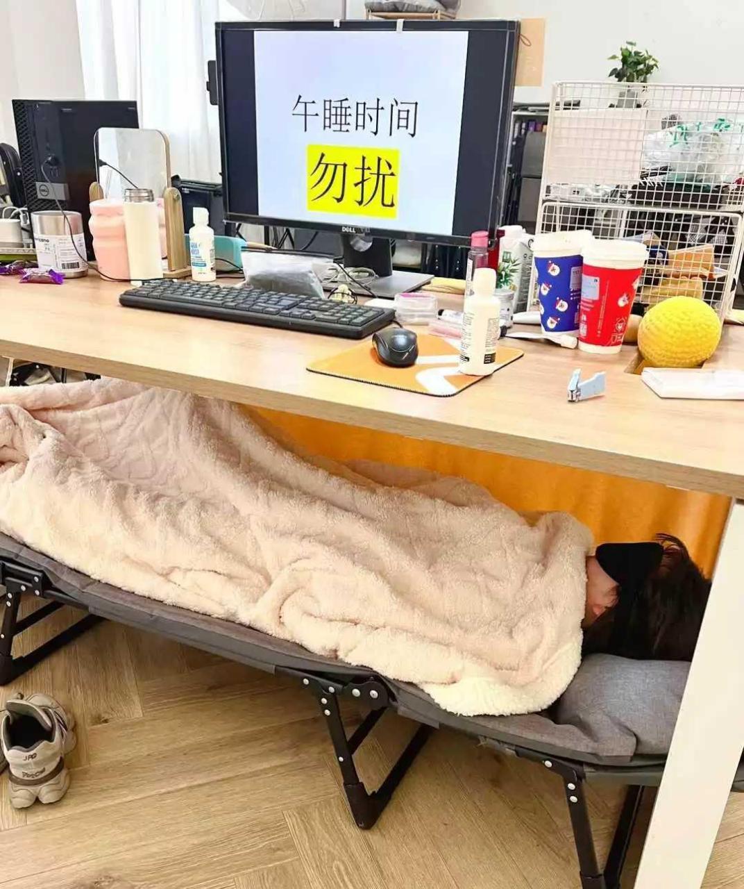 尽管午休时间提供了一个休息和放松的机会,但是很多人却感到困扰和