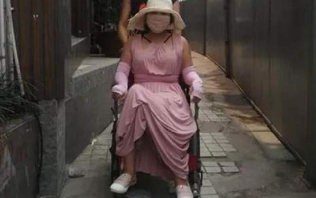 16岁开始整容,200次手术花400多万的"红粉宝宝",如今变成这样