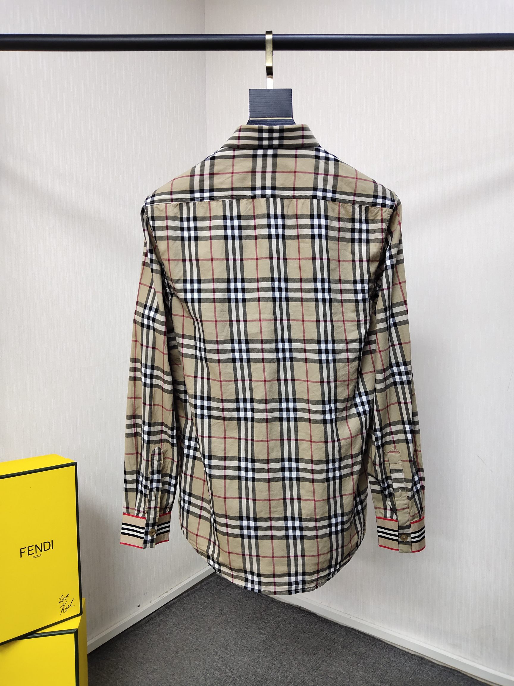 burberry经典的格子图案,独特的布料功能和大方优雅的剪裁