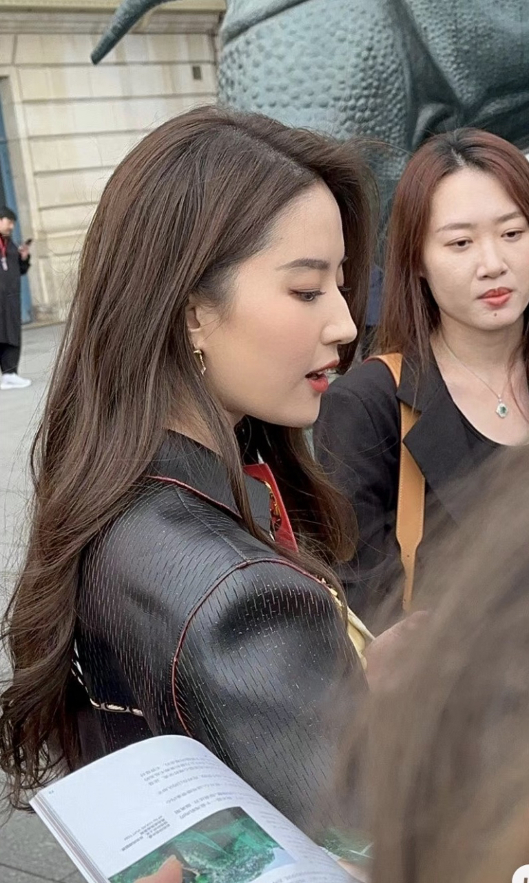 不愧是神仙姐姐,高清拍脸皮肤也是绝绝子! 刘亦菲的侧脸真的好美啊啊!