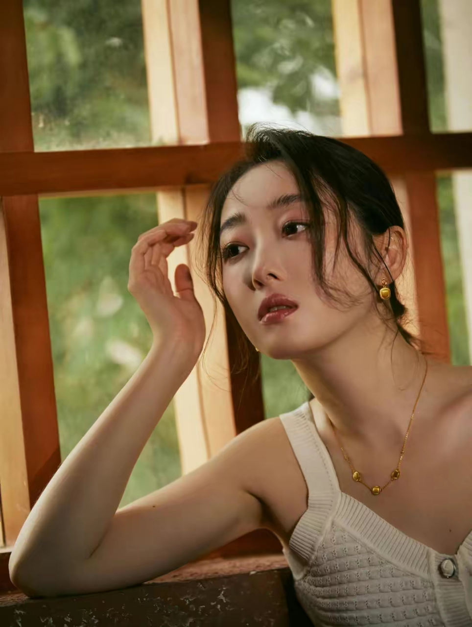 蒋梦婕故事感大片,尽显女人味,举手投足之间都是风情,自带故事感